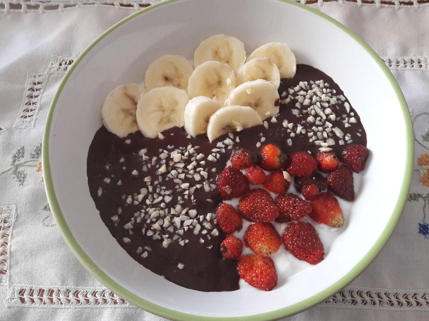Porridge con frutta e cioccolato
